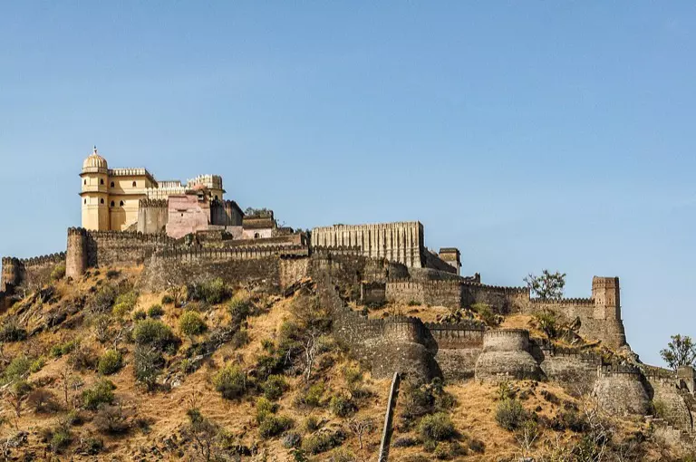 Walls and palaces of Kumbhalgarh Fort